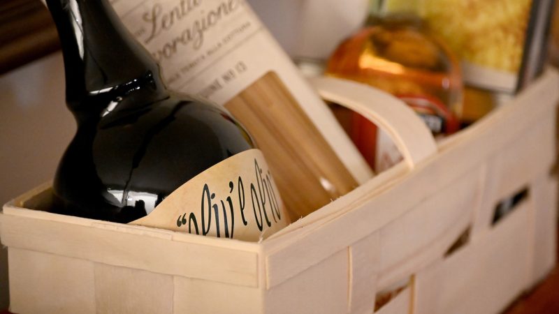italian cuisine, olive oil, pasta, vegetarian, noodles, basket, gift, oil, healthy, fresh, meal, gift basket, food, nourishment, rice, vinegar, health, yummy, gift basket, gift basket, gift basket, gift basket, gift basket