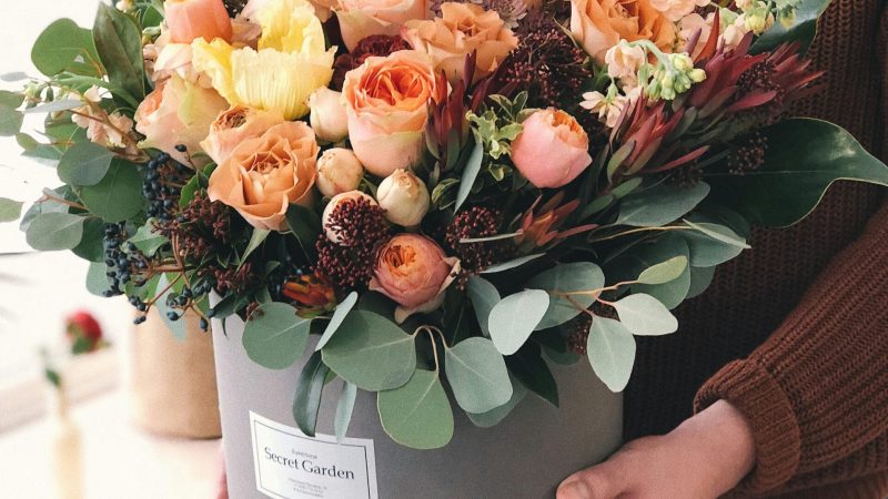 Stylish bouquet of mixed flowers in a round box, perfect as a gift or decoration.